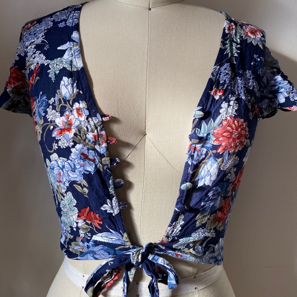 Seek floral top with tie on the front